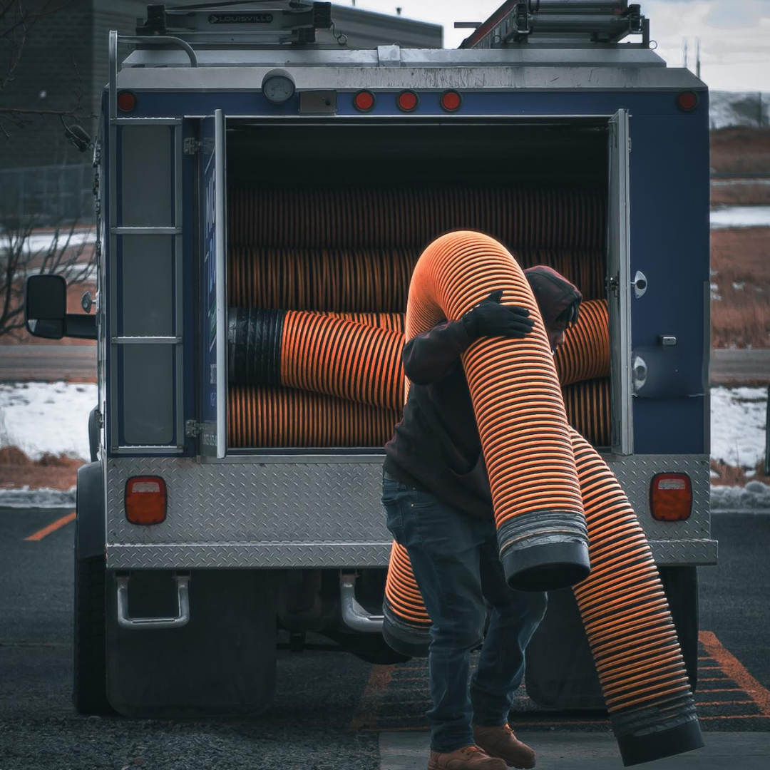 how-to-choose An air duct employee